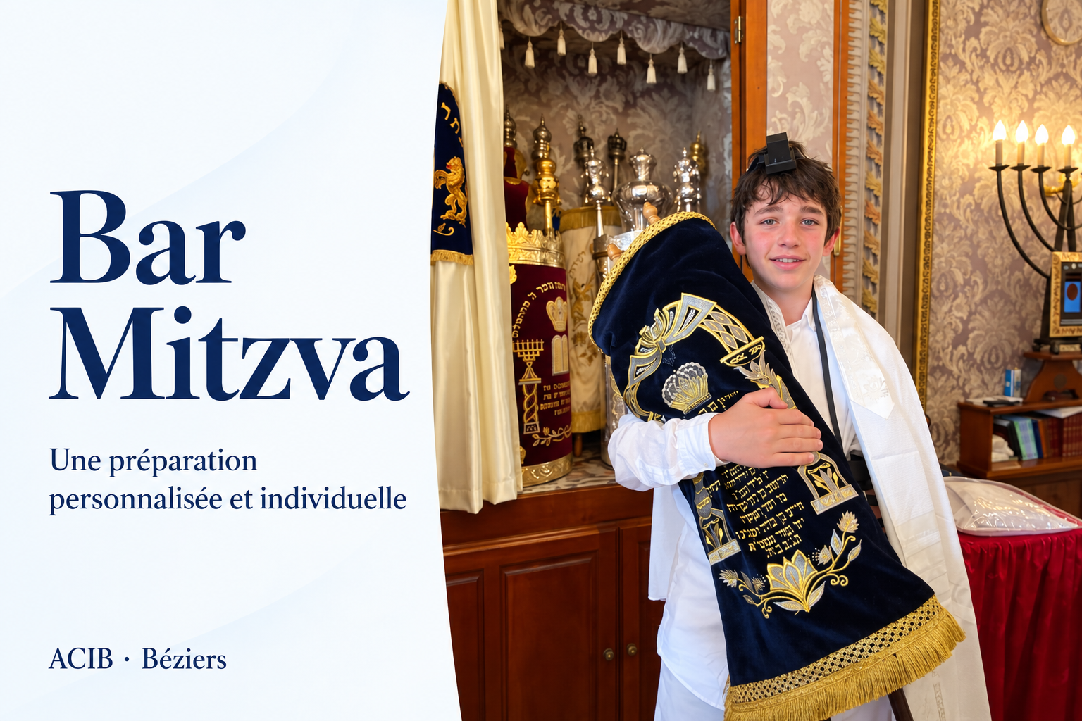 Jeune Bar Mitzva portant un Sefer Torah devant l’arche de la synagogue de Béziers